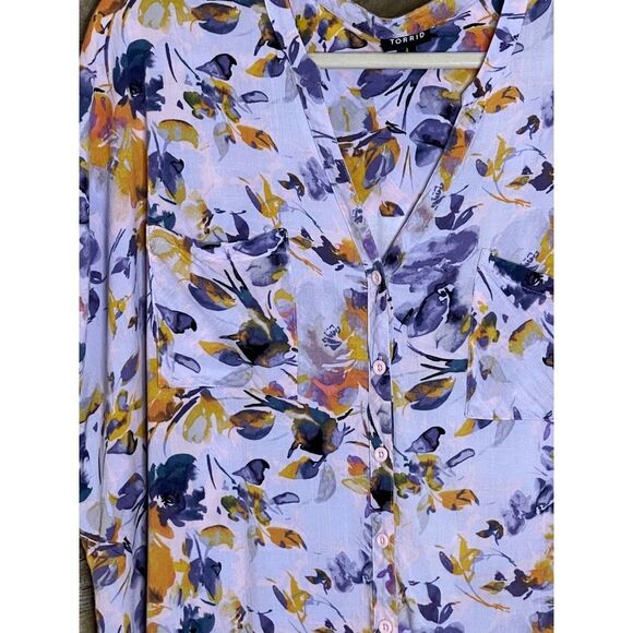 TORRID FLORAL BUTTON FRONT CASUAL BLOUSE SIZE 4 (4X) COOL COMFORTABLE  CUTE - Picture 3 of 4